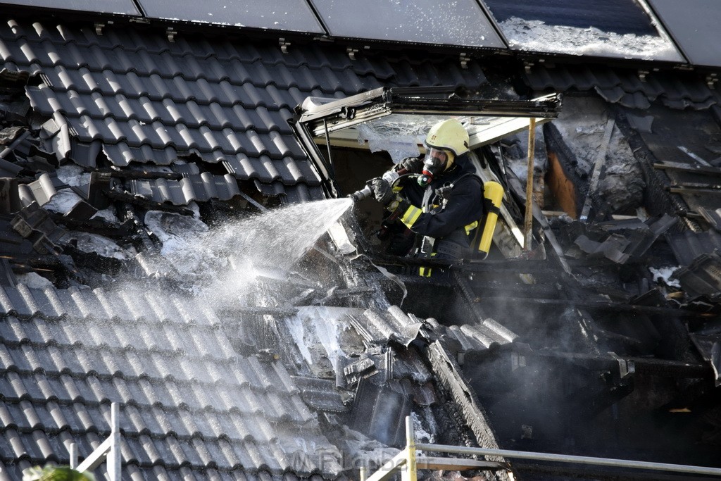 Feuer 2 Dachstuhl Koeln Dellbrueck Von der Leyen Str P039.JPG - Miklos Laubert